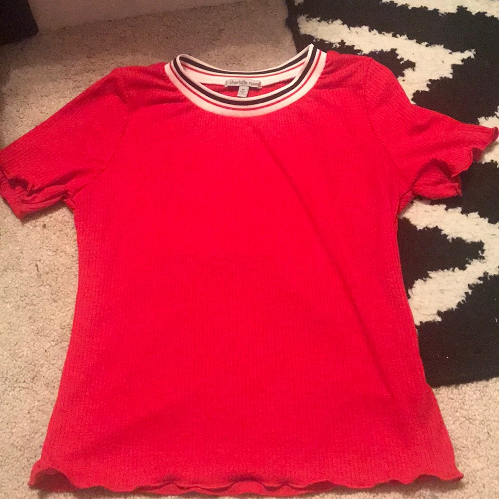 red Tshirt crop top w/ frilly bottom and sleeves